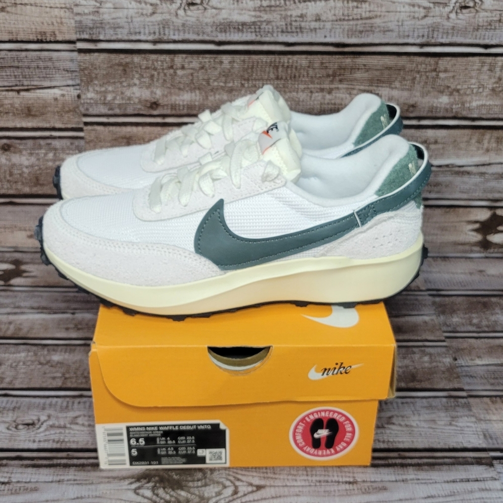 New Women's Nike Waffle Debut Vintage